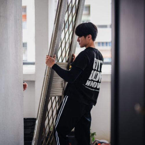 gdw employees carry mild steel gate to customer's house1